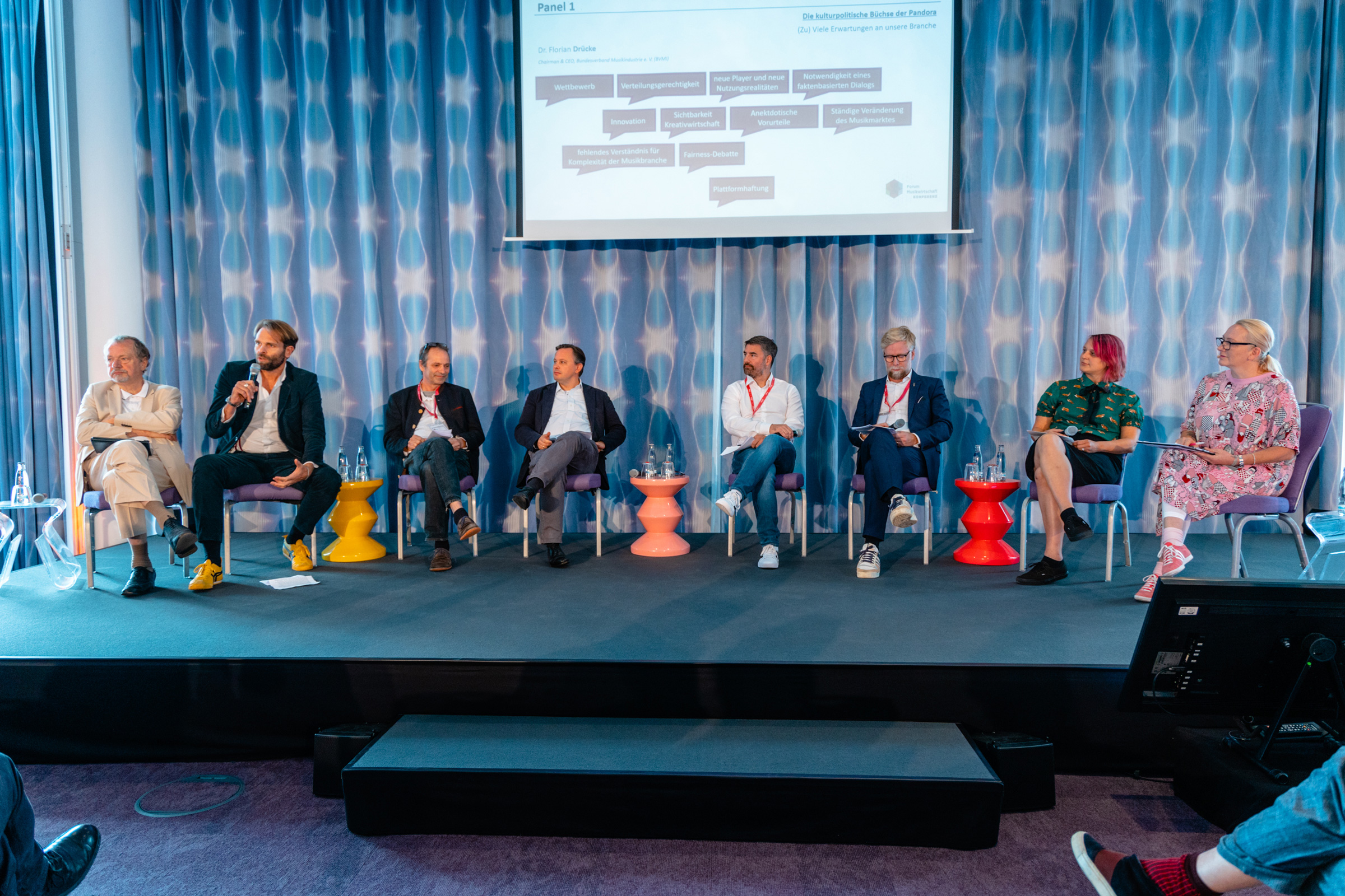 Menschen bei podiumsdiskussion