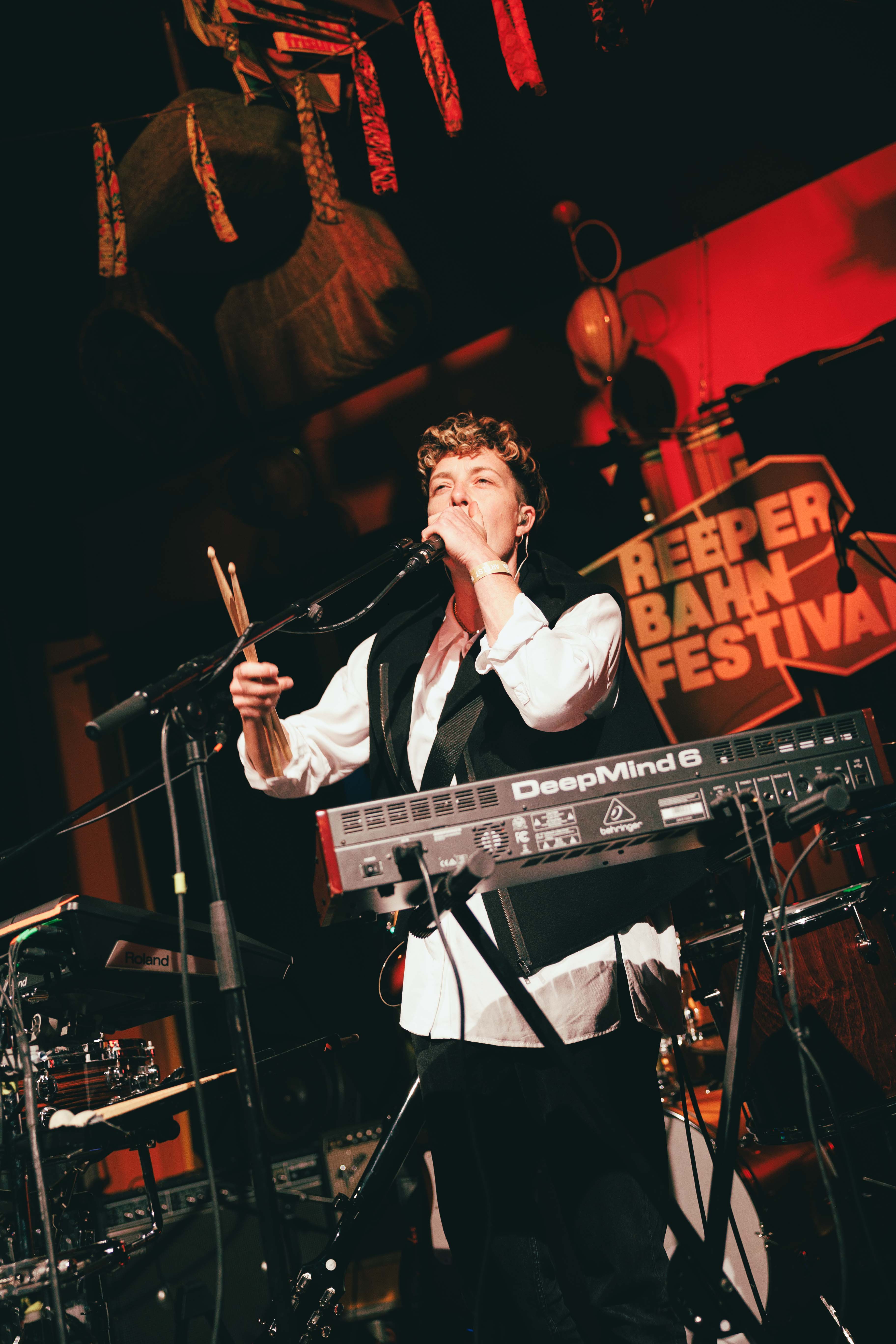 Rapperin auf Bühne beim Reeperbahn Festival