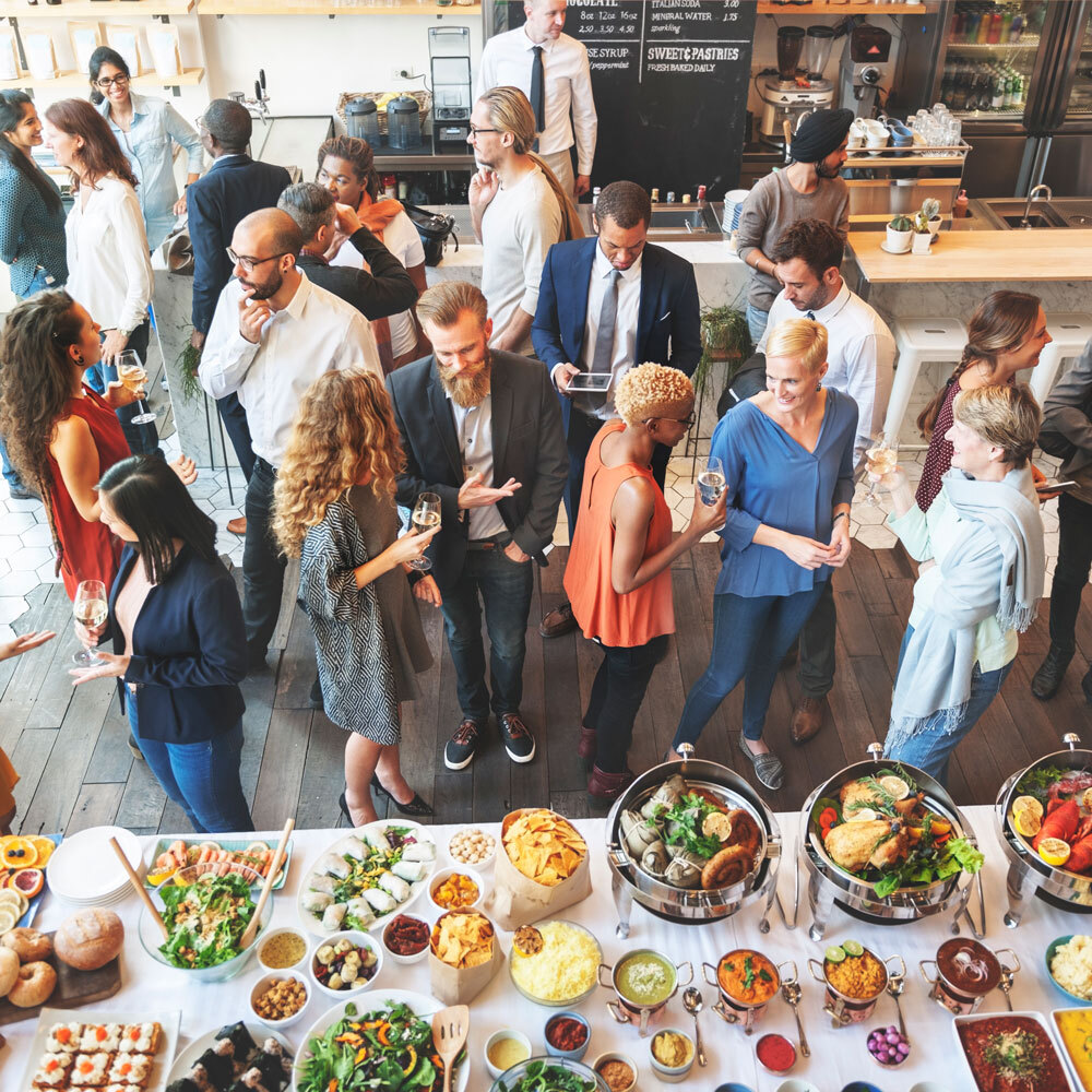 Frauen und Männern unterhalten Catering und Getränken in der Hand.