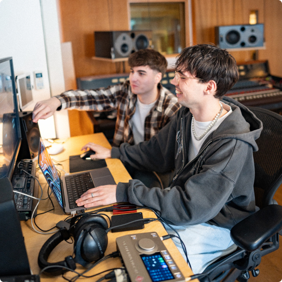 zwei junge Männer sitzen im Tonstudio