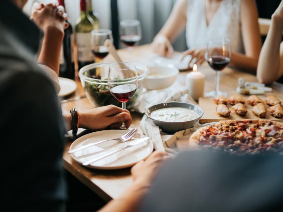 Essen und Getränke auf Dinner Tisch