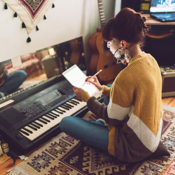 Frau vor Keyboard mit Tablet