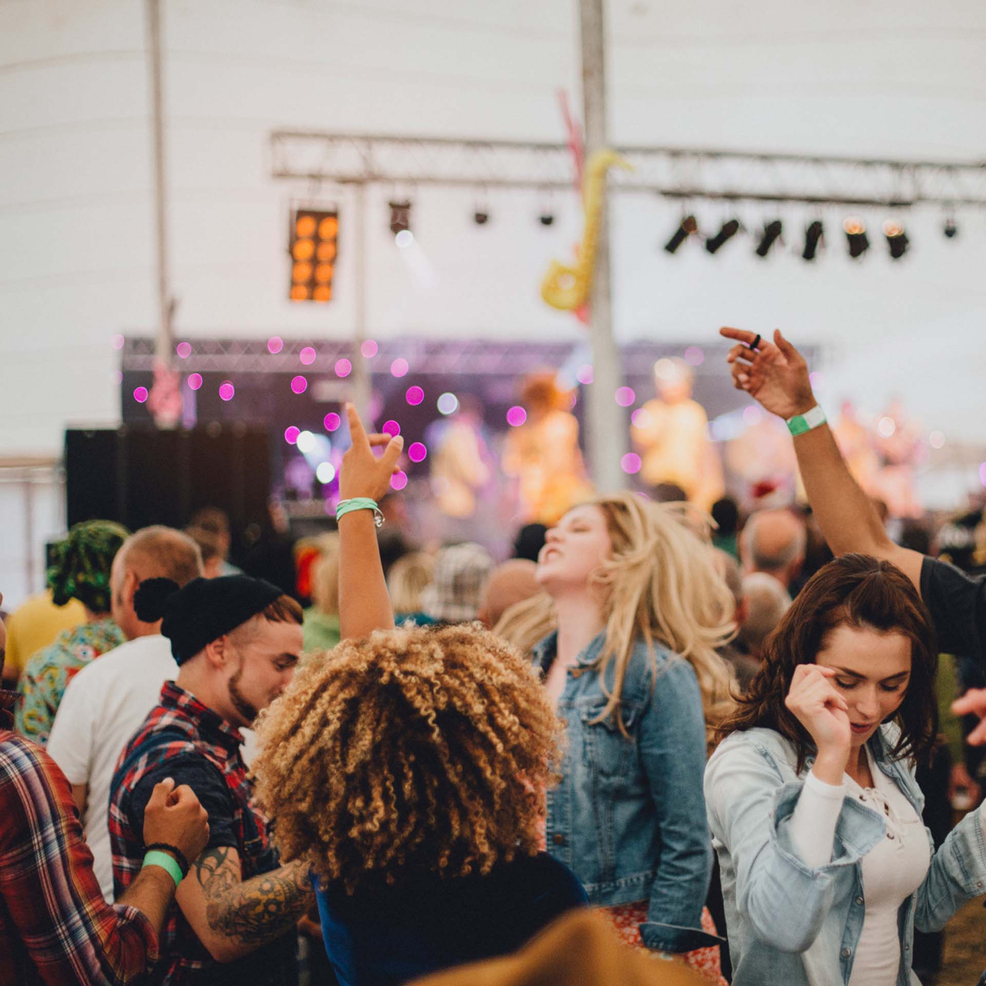 Personen tanzen auf Festival