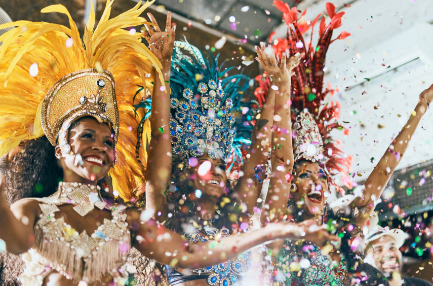 verkleidete Personen feiern Karneval