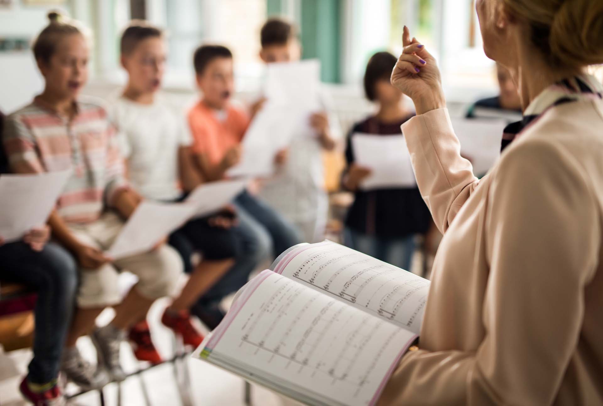 lehrerin-schueler-singen.jpg