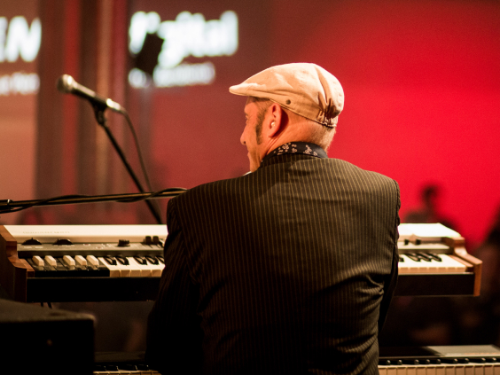 Mann sitzt am Keyboard