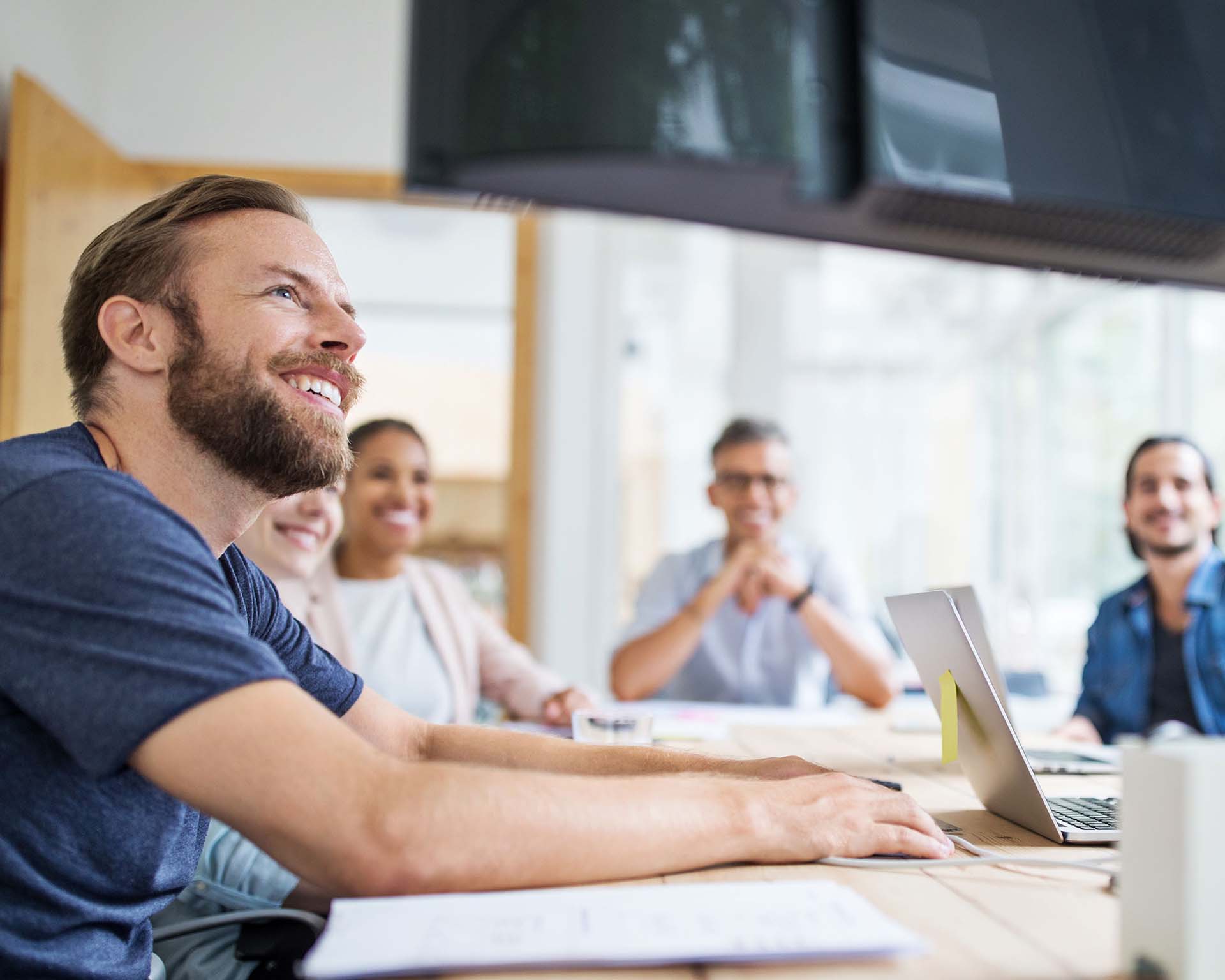 Personen sitzen im Meeting am Tische