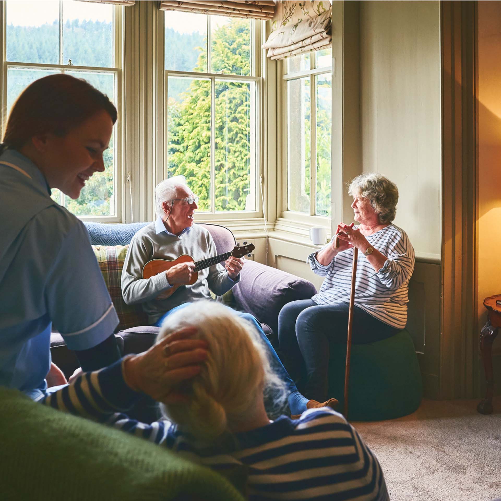 Senioren musizieren zusammen