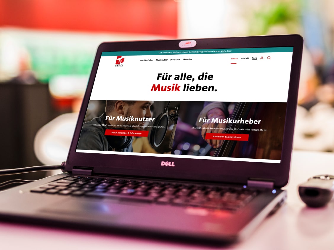 Die GEMA Website wird auf einem Laptop angezeigt.