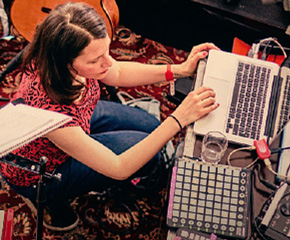 Frau arbeitet an Laptop