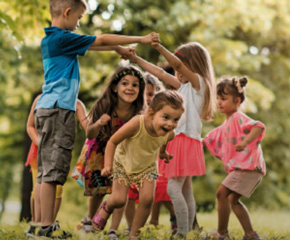 Kinder spielen im Garten