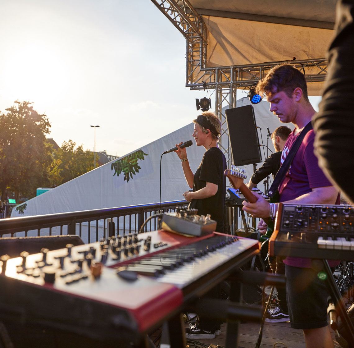 Band auf Bühne