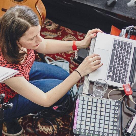 Frau mit Laptop in Studio