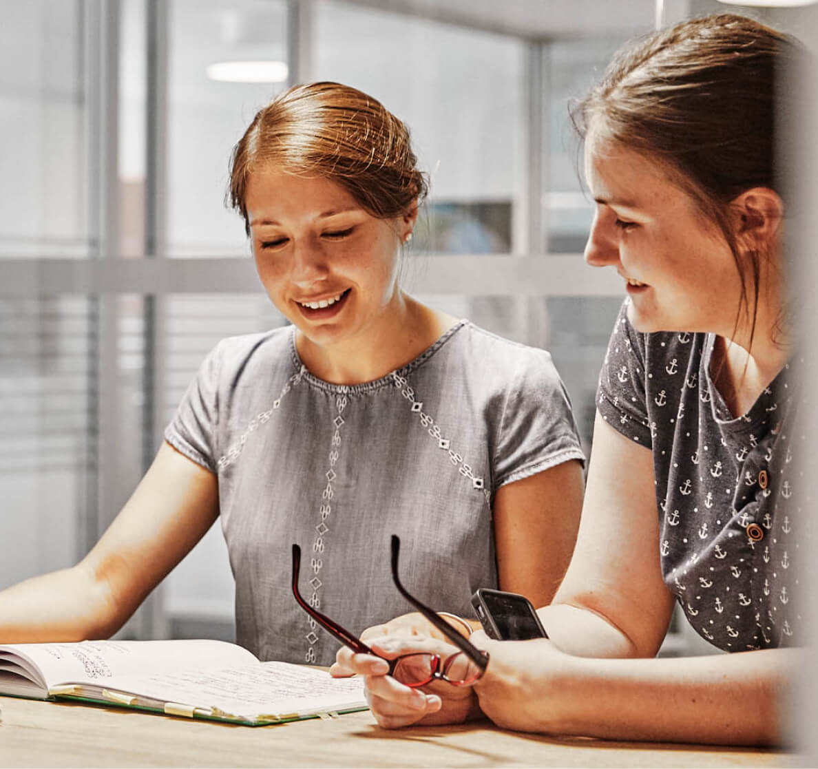 Zwei Frauen an einem Tisch