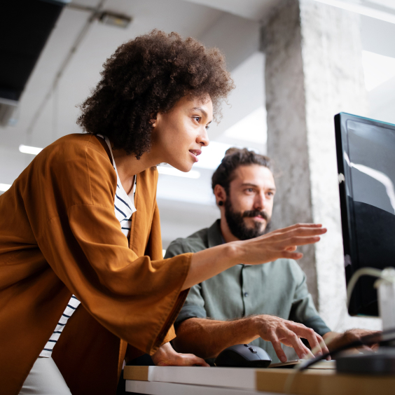 Frau und Mann vor Monitor