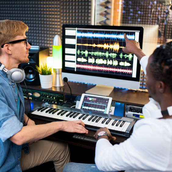 Frau und Mann vor Bildschirm mit Keyboard