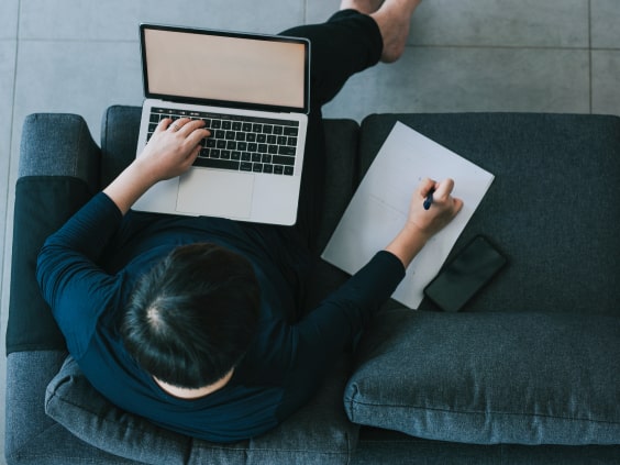 person-mit-laptop-vogelperspektive-min.jpg