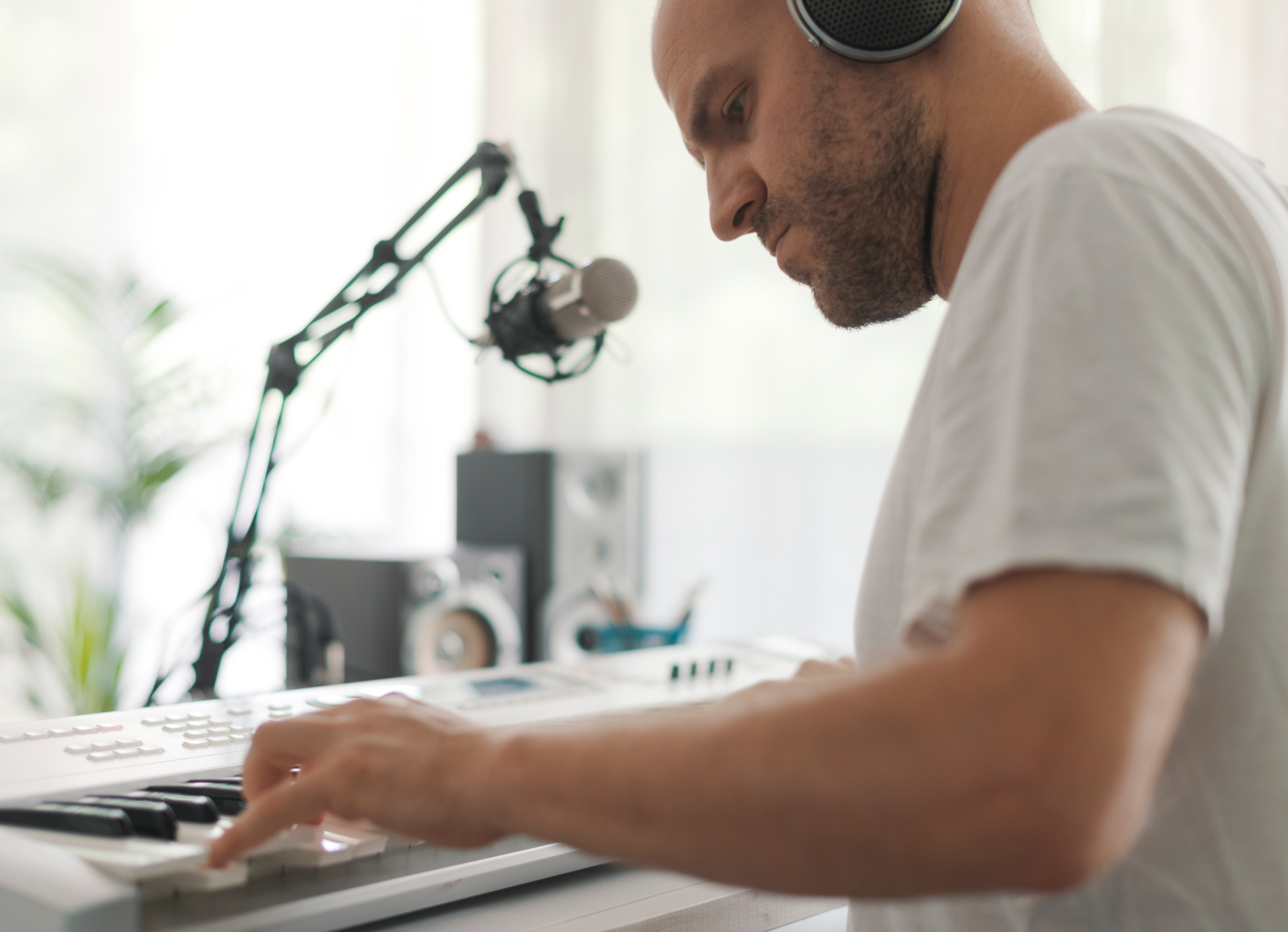 Mann mit Keyboard und Mikrofon