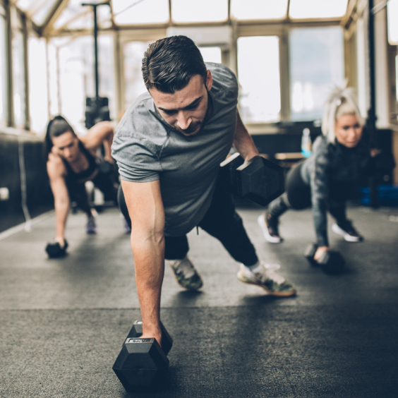 Menschen im Fitnessstudio