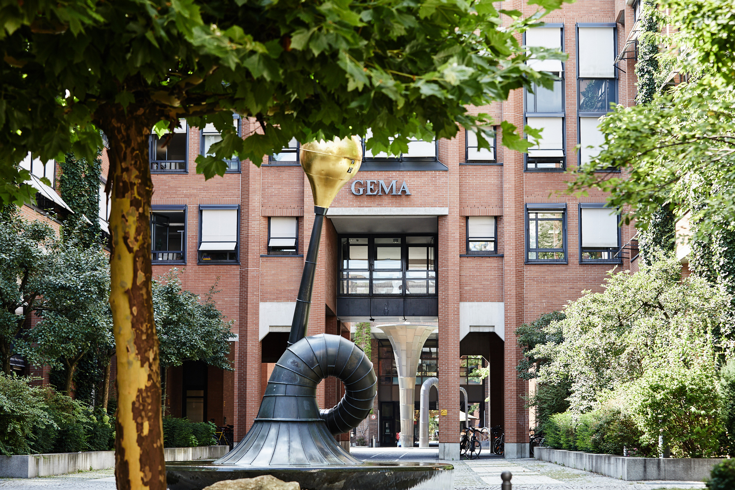 GEMA Gebäude in München, davor ein Brunnen in Form einer Trompete