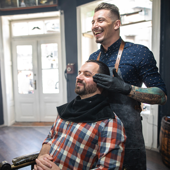 Barbier und Kunde im Salon