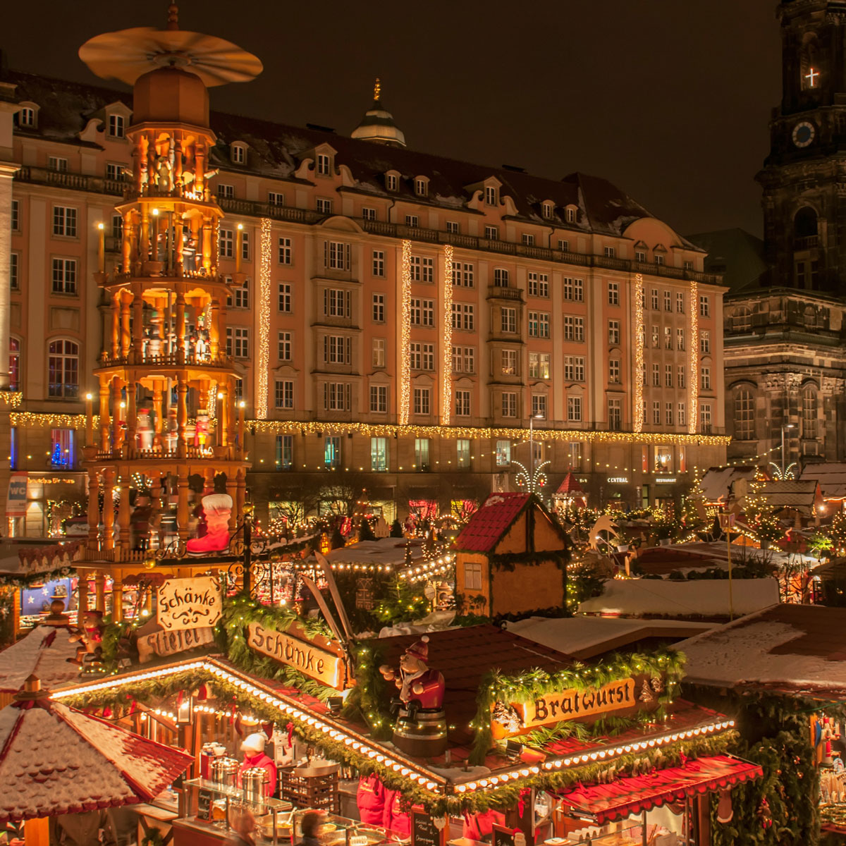 Weihnachtsmarkt am Abend mit eingeschalteter Beleuchtung.